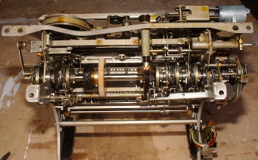 The typing unit drive train